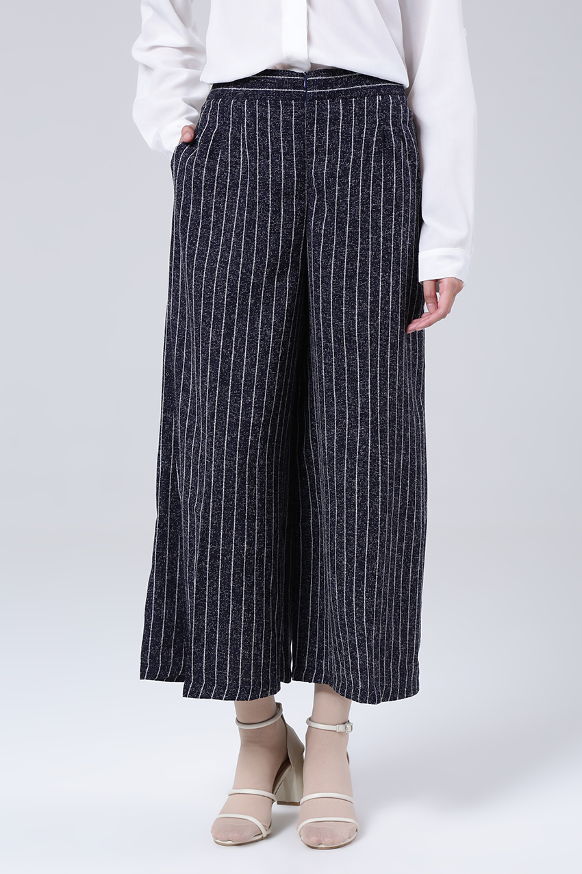 8 Inspirasi Gaya Fashion Kantor ala Korea - Striped Pants