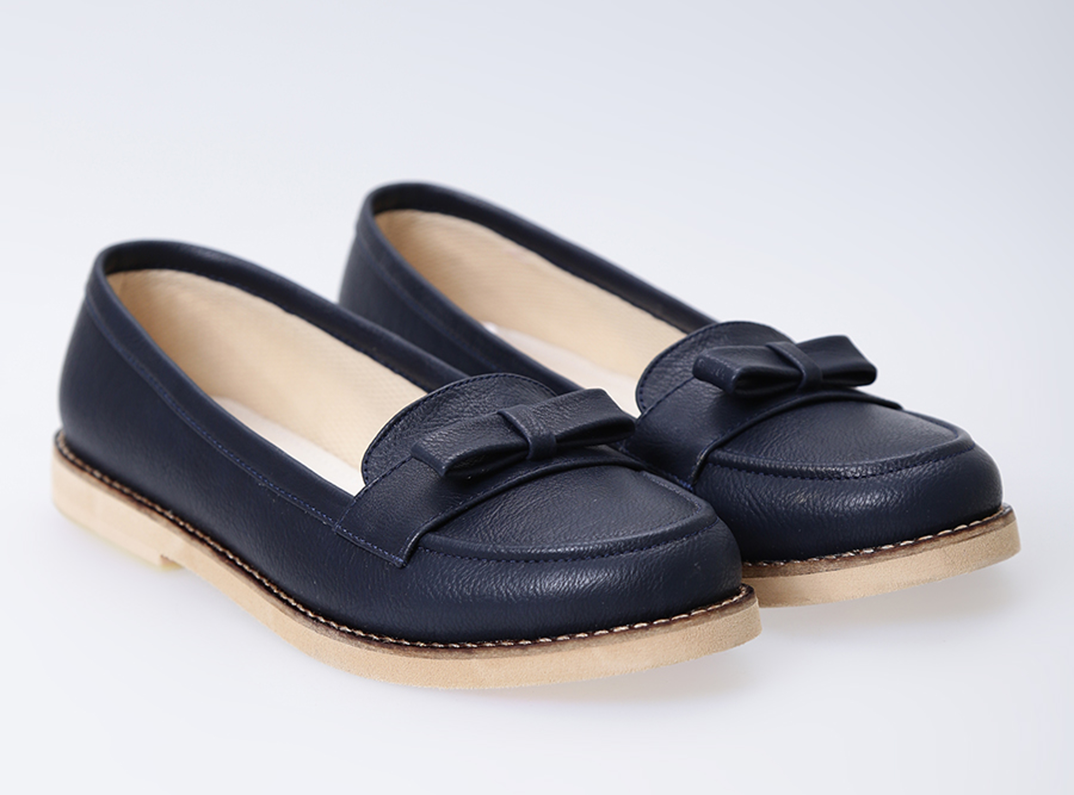 8 Inspirasi Gaya Fashion Kantor ala Korea - Loafer Shoes