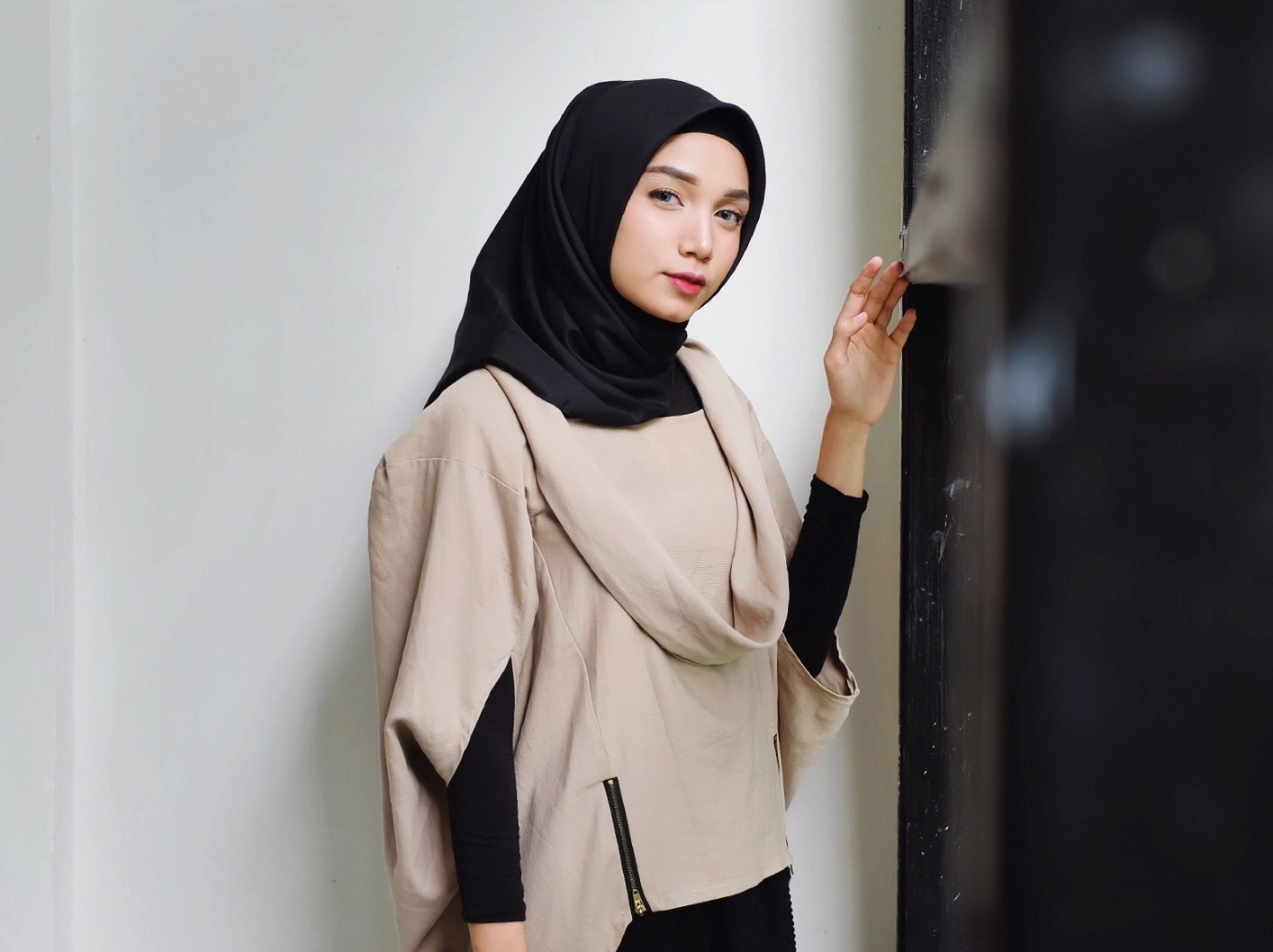 Inspirasi Gaya dengan Jilbab Polos - Black