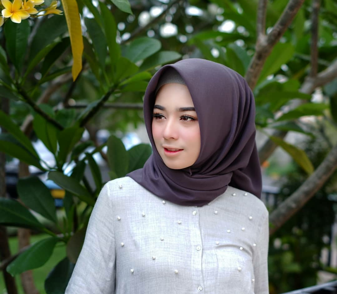 Inspirasi Gaya dengan Jilbab Polos - Dark Grey