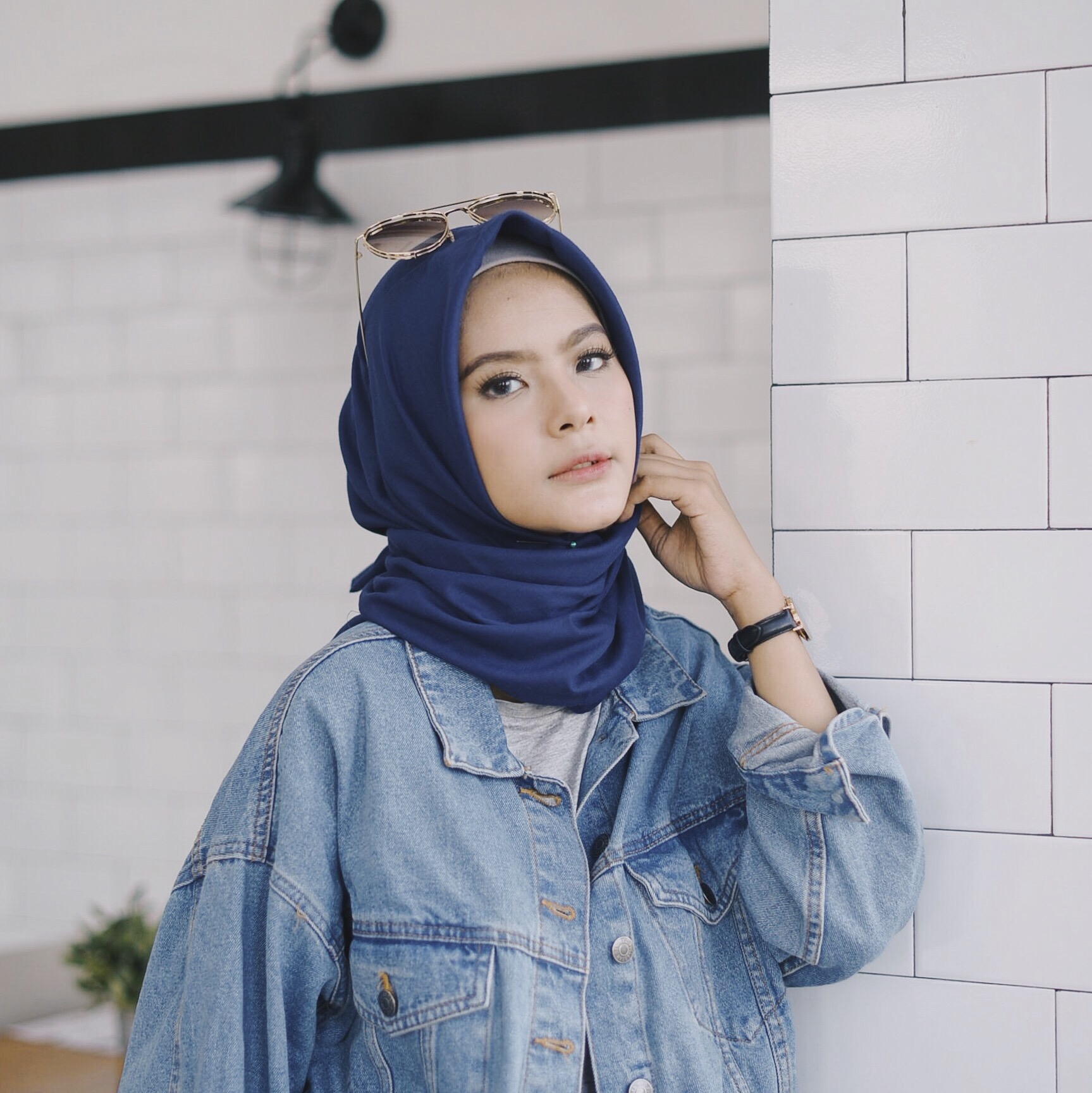 Inspirasi Gaya dengan Jilbab Polos - Navy Blue