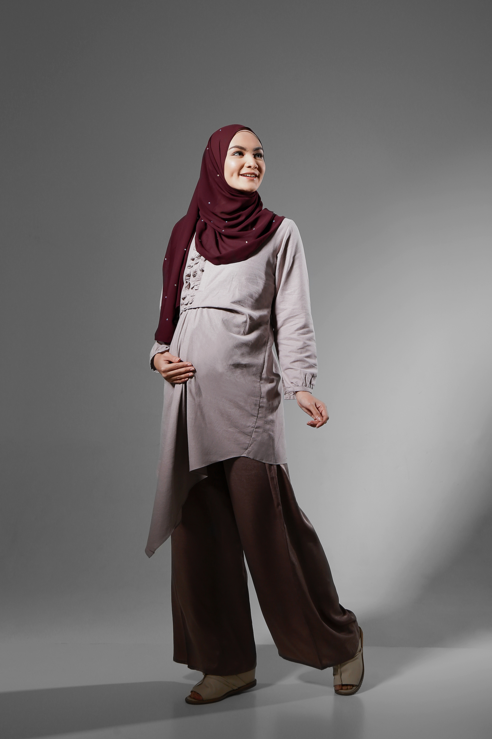 Mix and Match Baju ke Pesta untuk Ibu Hamil - Padankan Tunik dengan Celana Kulot