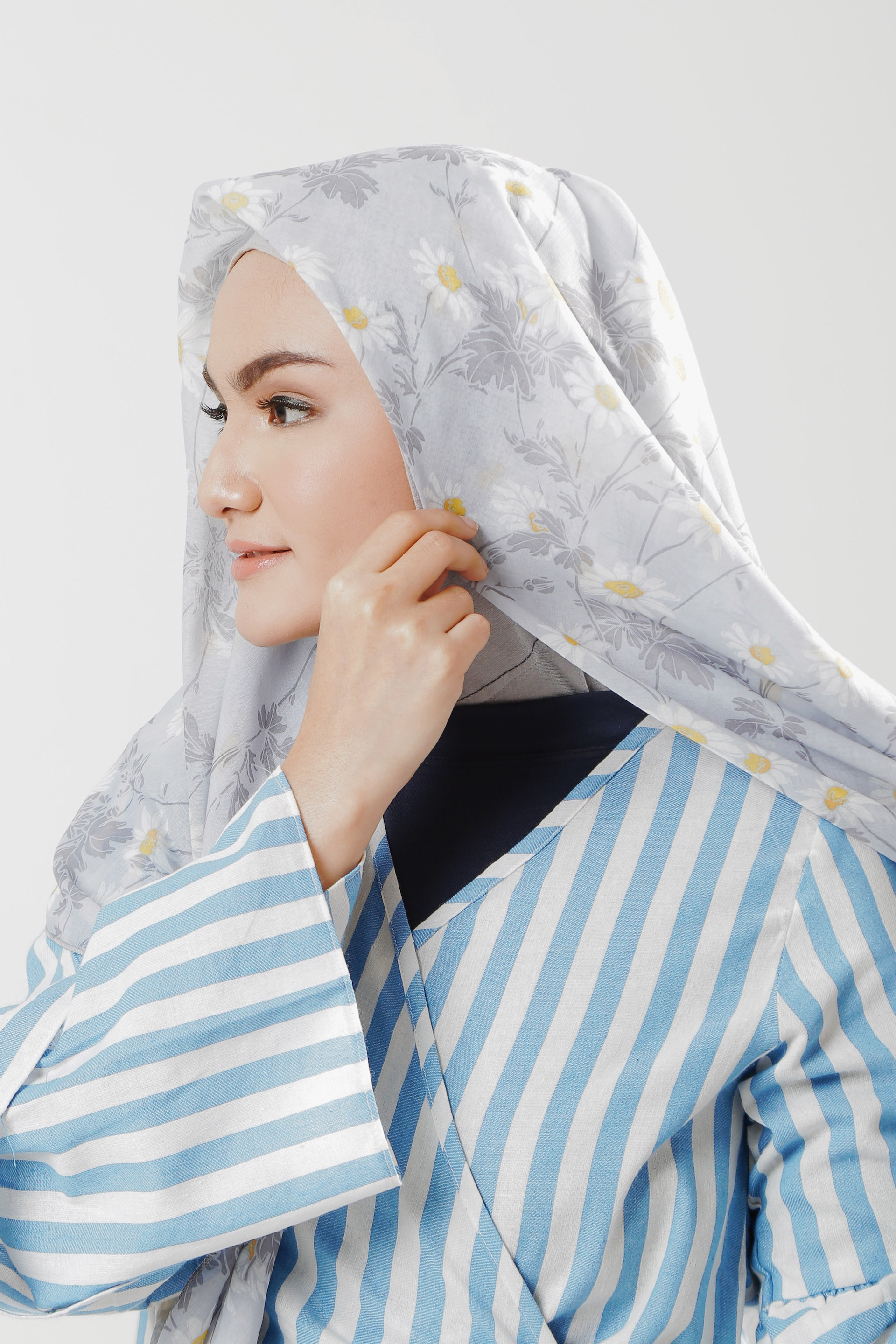 Tutorial Hijab untuk Ibu Menyusui - Sematkan jarum pentul di bagian kiri