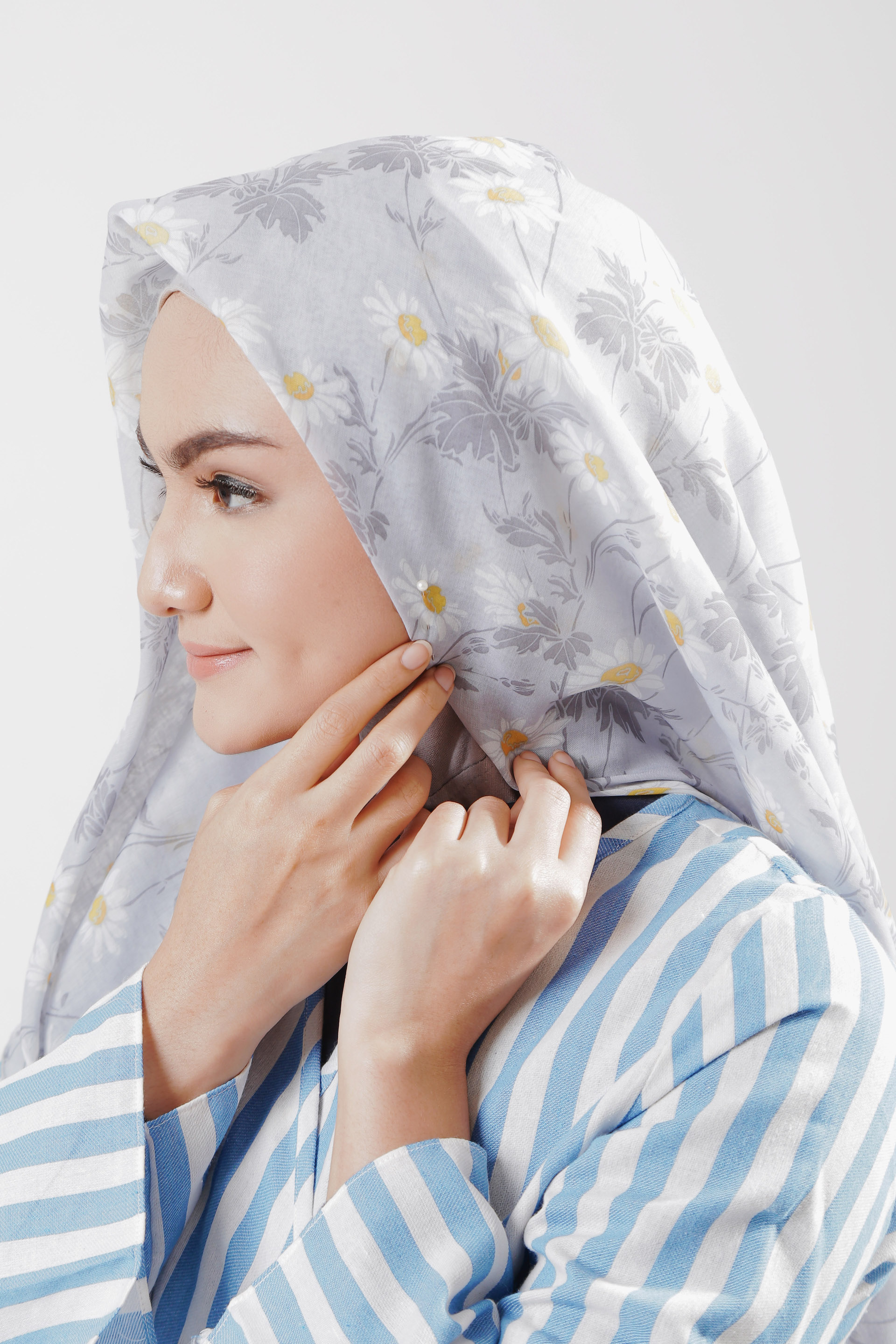 Tutorial Hijab untuk Ibu Menyusui - Rapikan bagian jilbab sebelah kiri