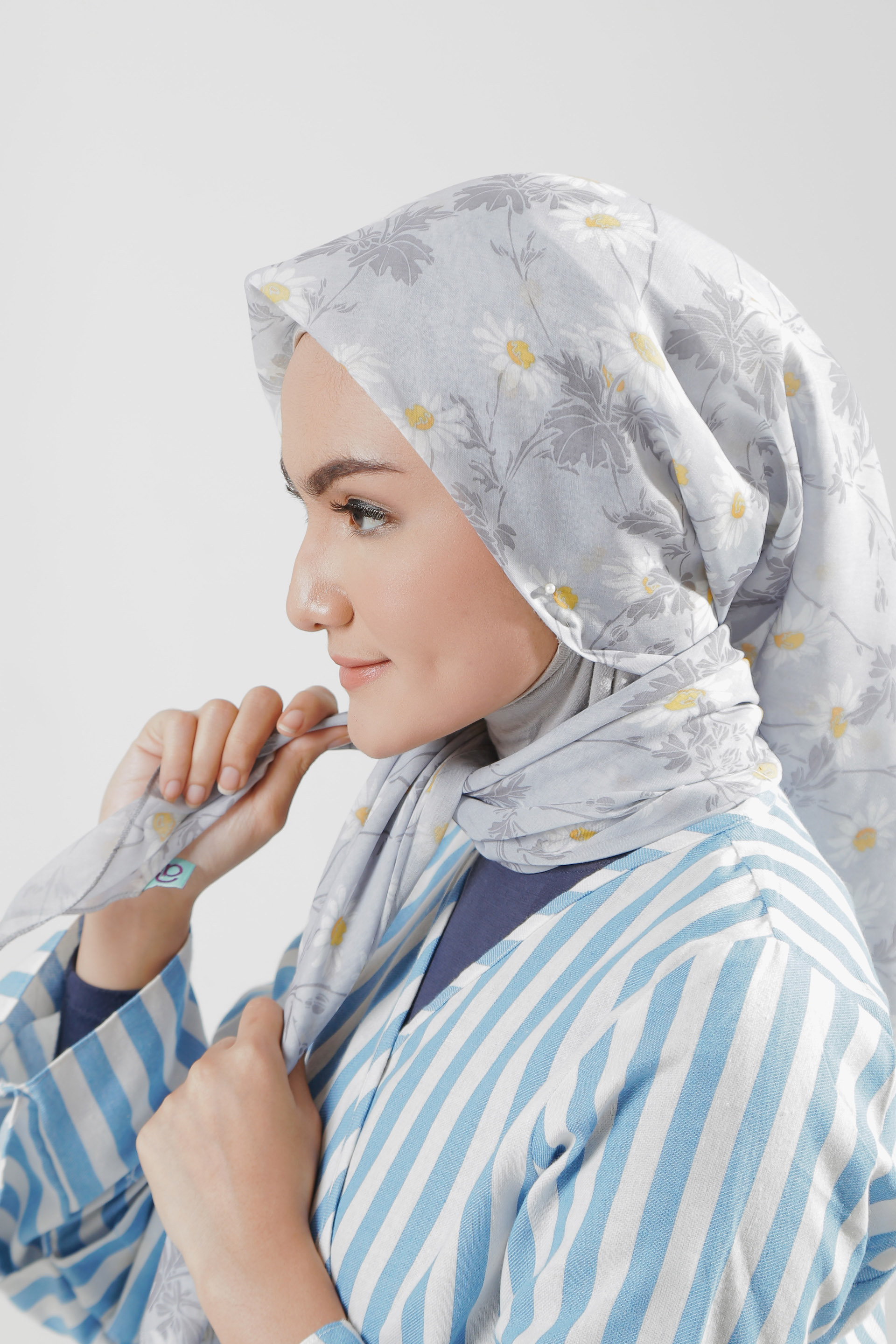 Tutorial Hijab untuk Ibu Menyusui - Pertemukan ujung jilbab kiri dan kanan