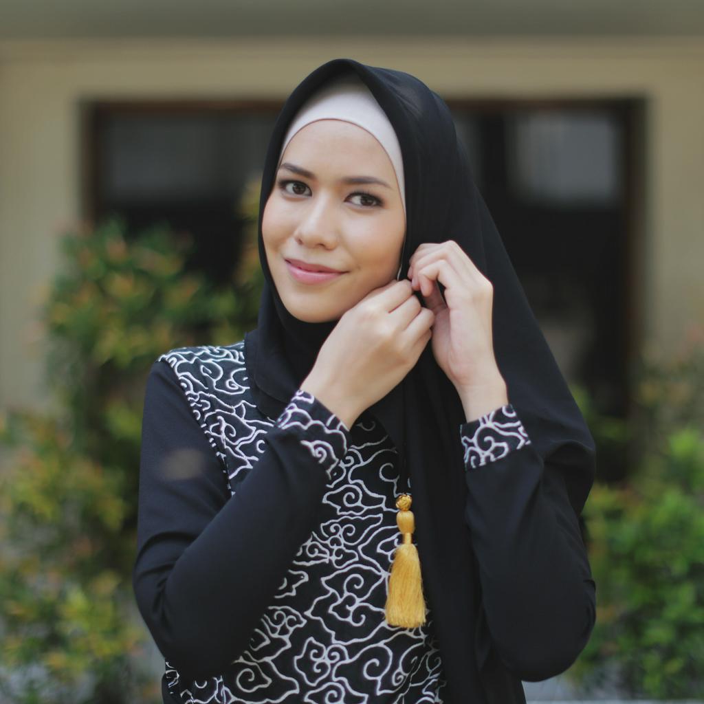 Tutorial Hijab untuk Baju Batik