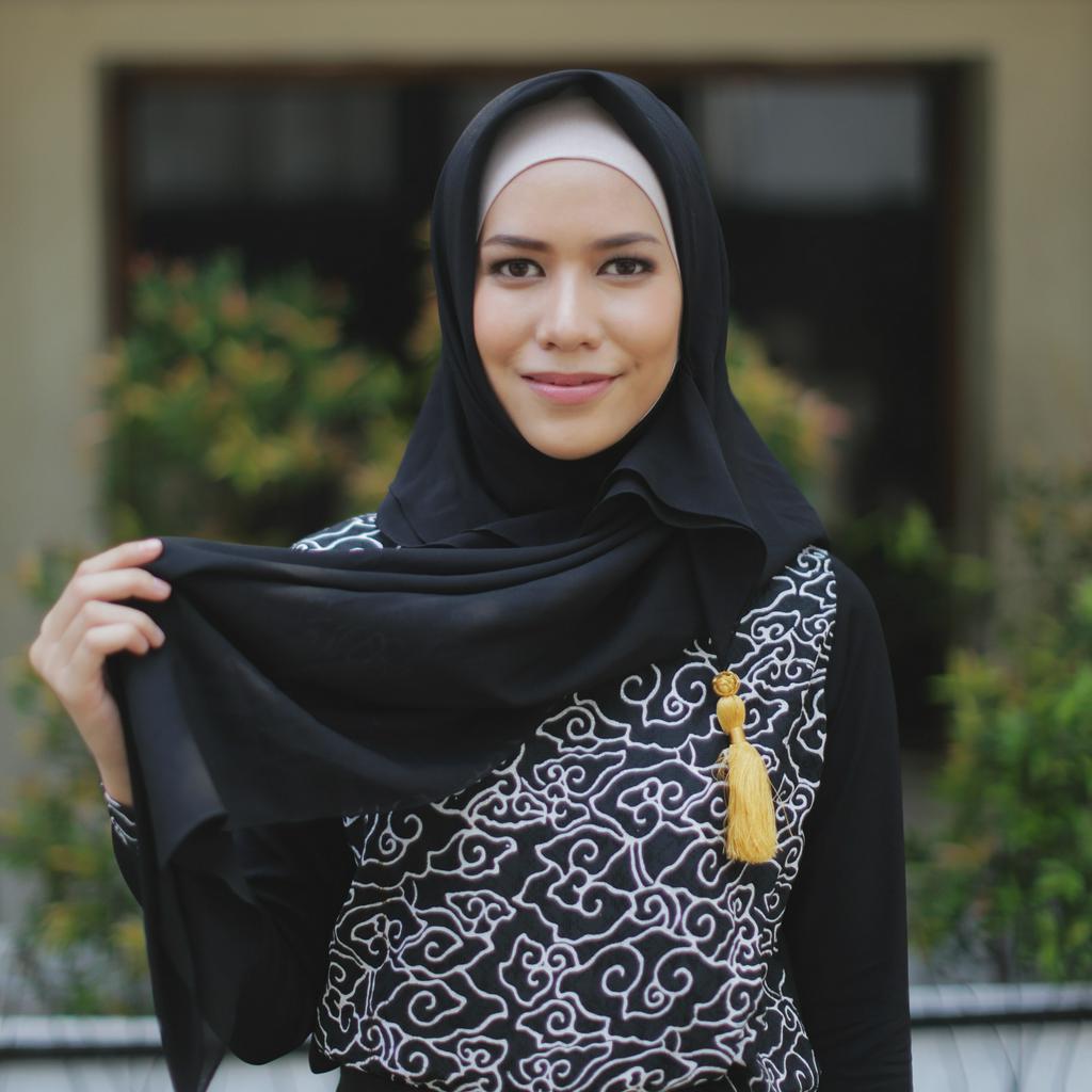 Tutorial Hijab untuk Baju Batik