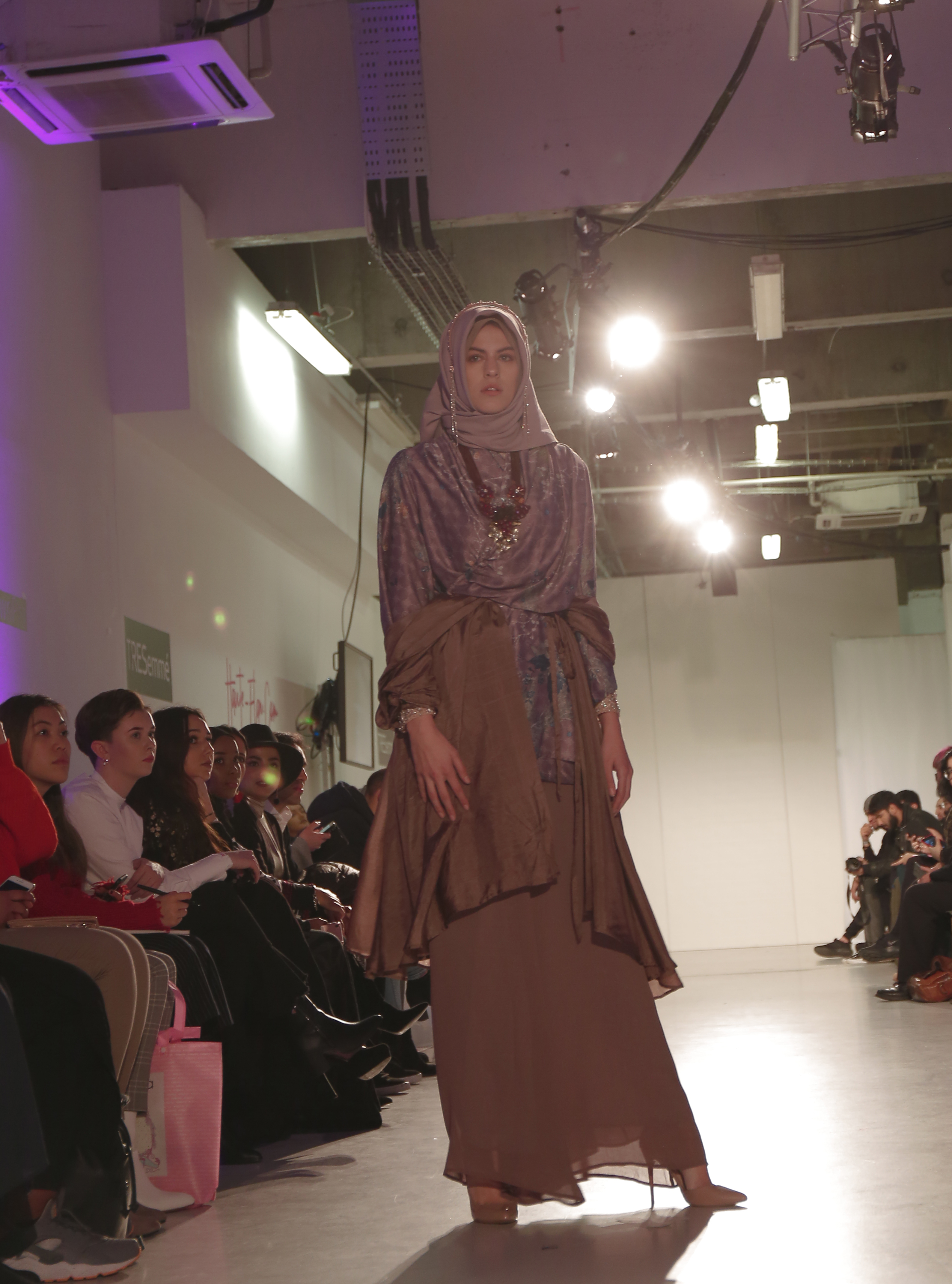 Koleksi Ria Miranda di London Fashion Week 2018