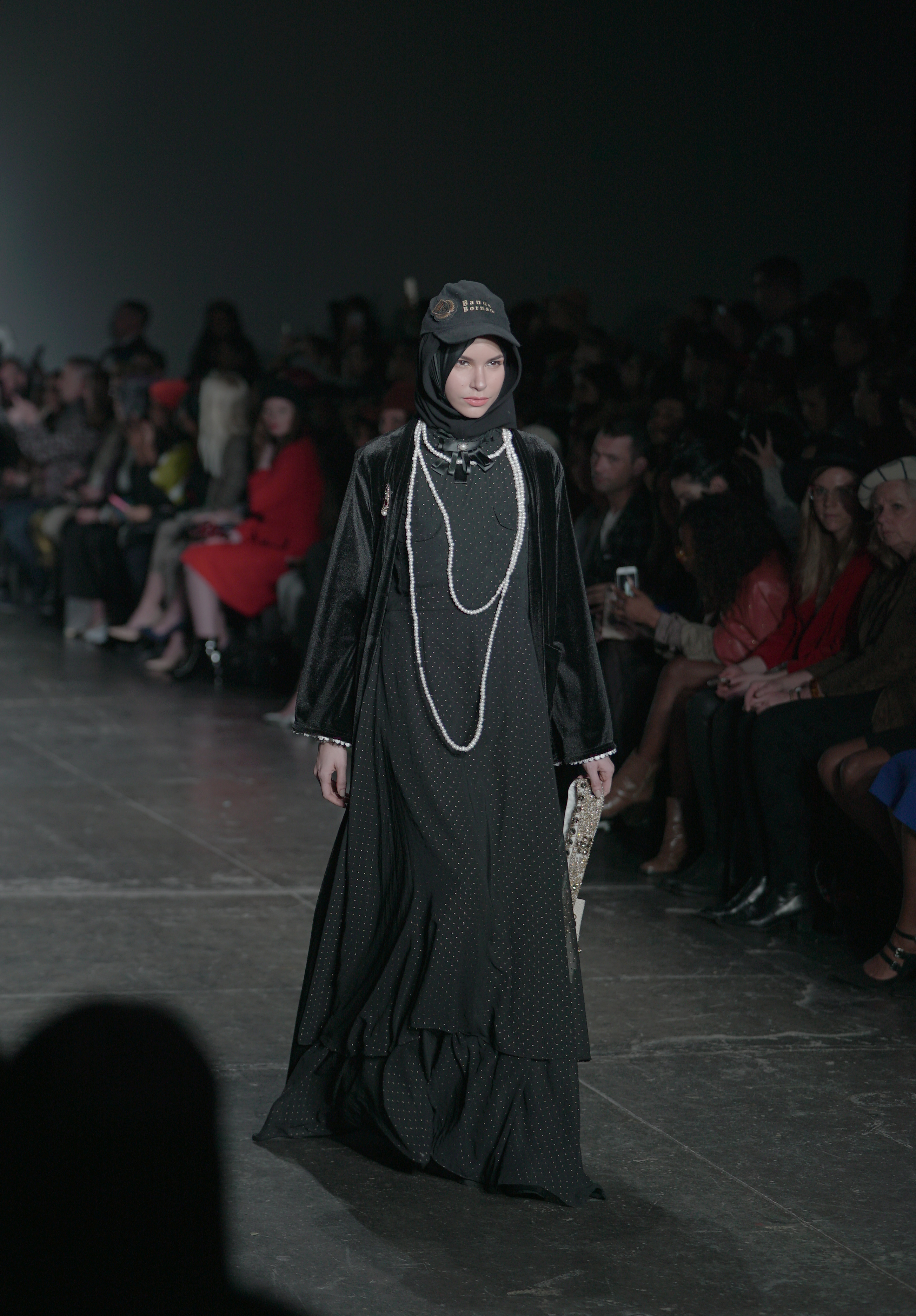 Vivi Zubedi unjuk gigi di pagelaran NYFW 2018