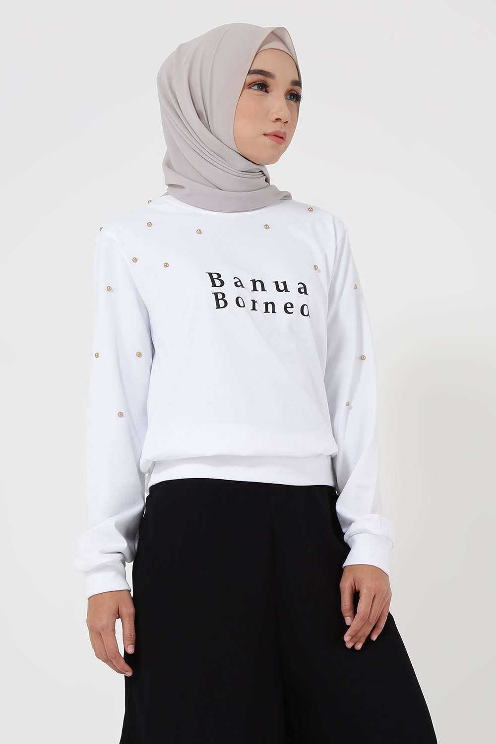 Padu Padan Sweater untuk Hijab ala Fenita Arie