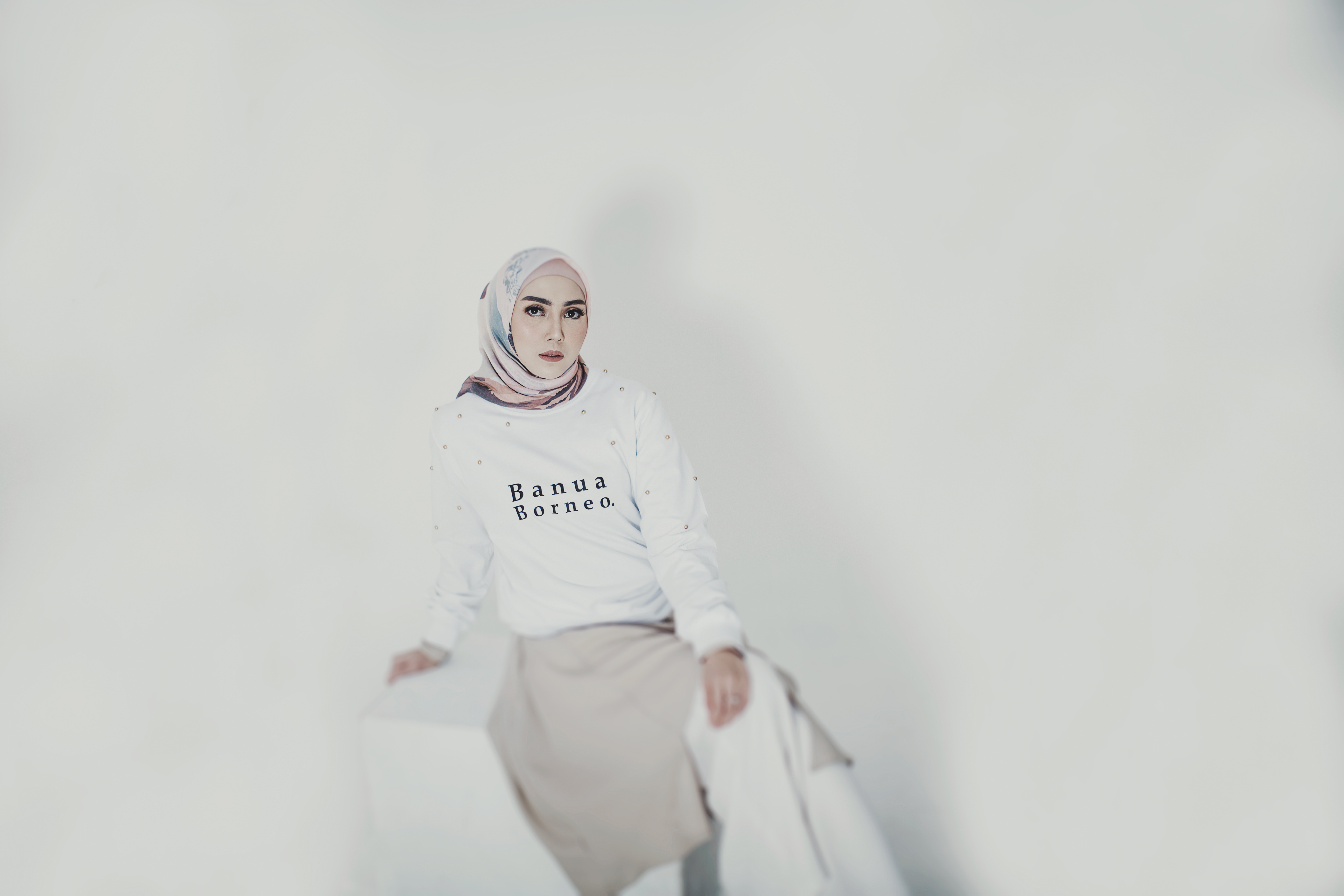 Padu Padan Sweater untuk Hijab ala Fenita Arie