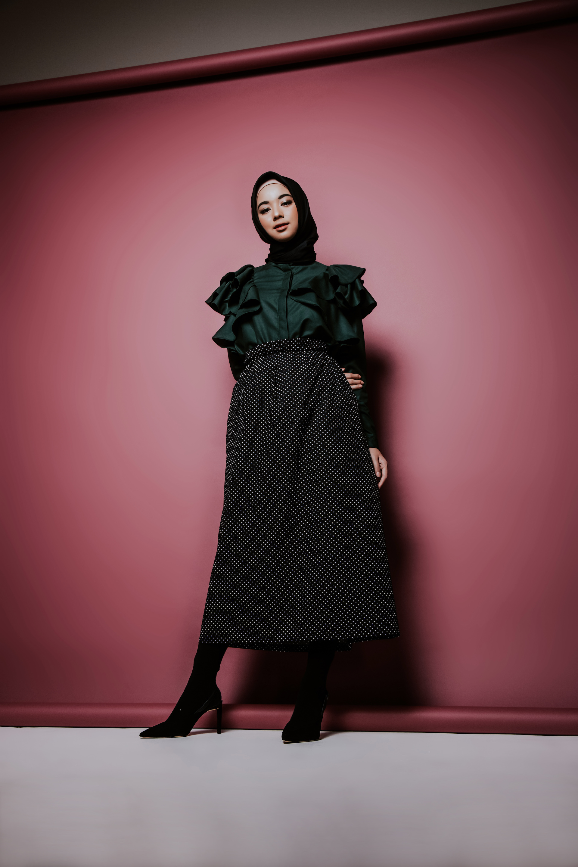 Padu padan ruffle bergaya classic edgy