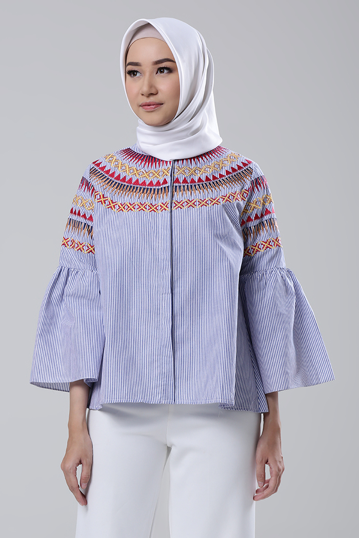 Baju Biru dan Embroidery untuk Gaya Casual Feminine