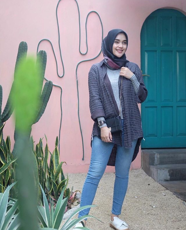 Kemeja Motif Tartan sebagai Outer untuk Classic Chic Street Style