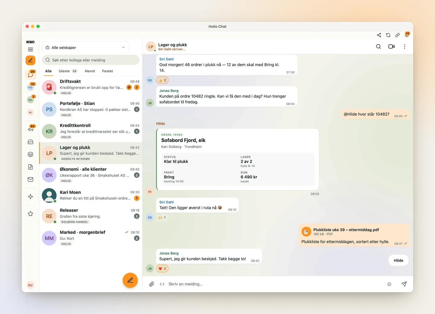 Holio Chat på Mac: i gruppen Lager og plukk svarer Hilde med status for ordre 10482 — klar til plukk, hylle B-14, Bring henter 14:00 — og teamet deler plukklisten for ettermiddagen.