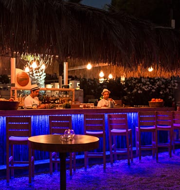 Beach Bar’da mutluluk –bu adamların hazırladığı yaratıcı kokteyller yetmiyor