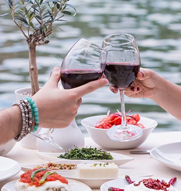 Ein schönes Glas Wein am Abend genießen – Auf den Hillside Beach Club!