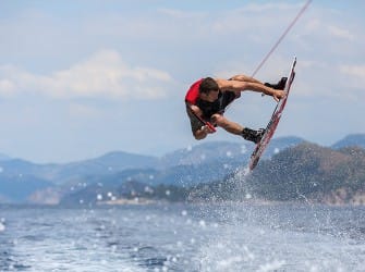 Wakeboarden mit dem Champion persönlich: Hillside Beach Club veranstaltet die Watersports Week