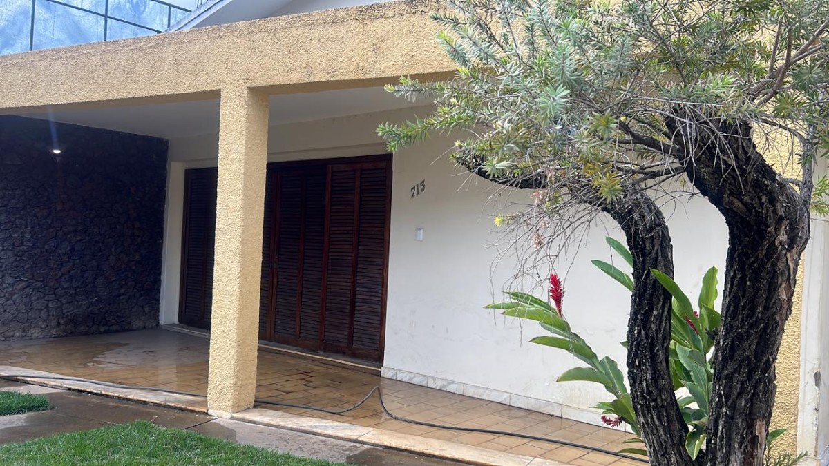 Casa para alugar com 3 quartos, 450m² - Foto 1