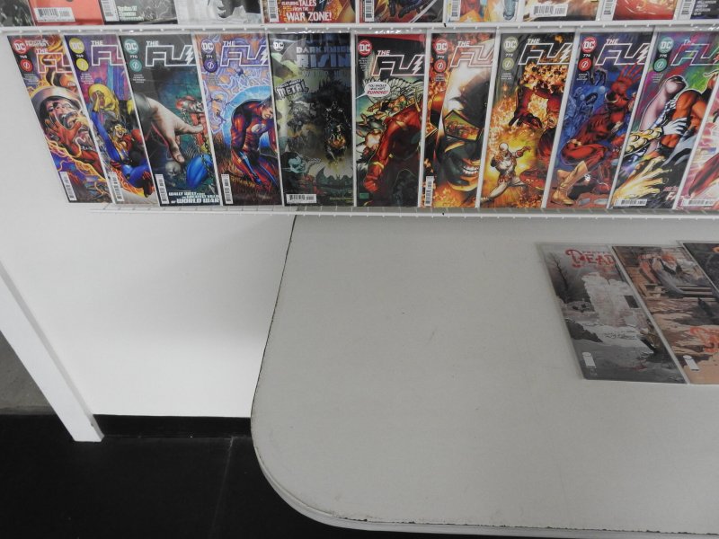Huge Lot 160+ Comics W/ Dark Knights, Flash, Doomsday Clock+ Avg VF-NM Condition