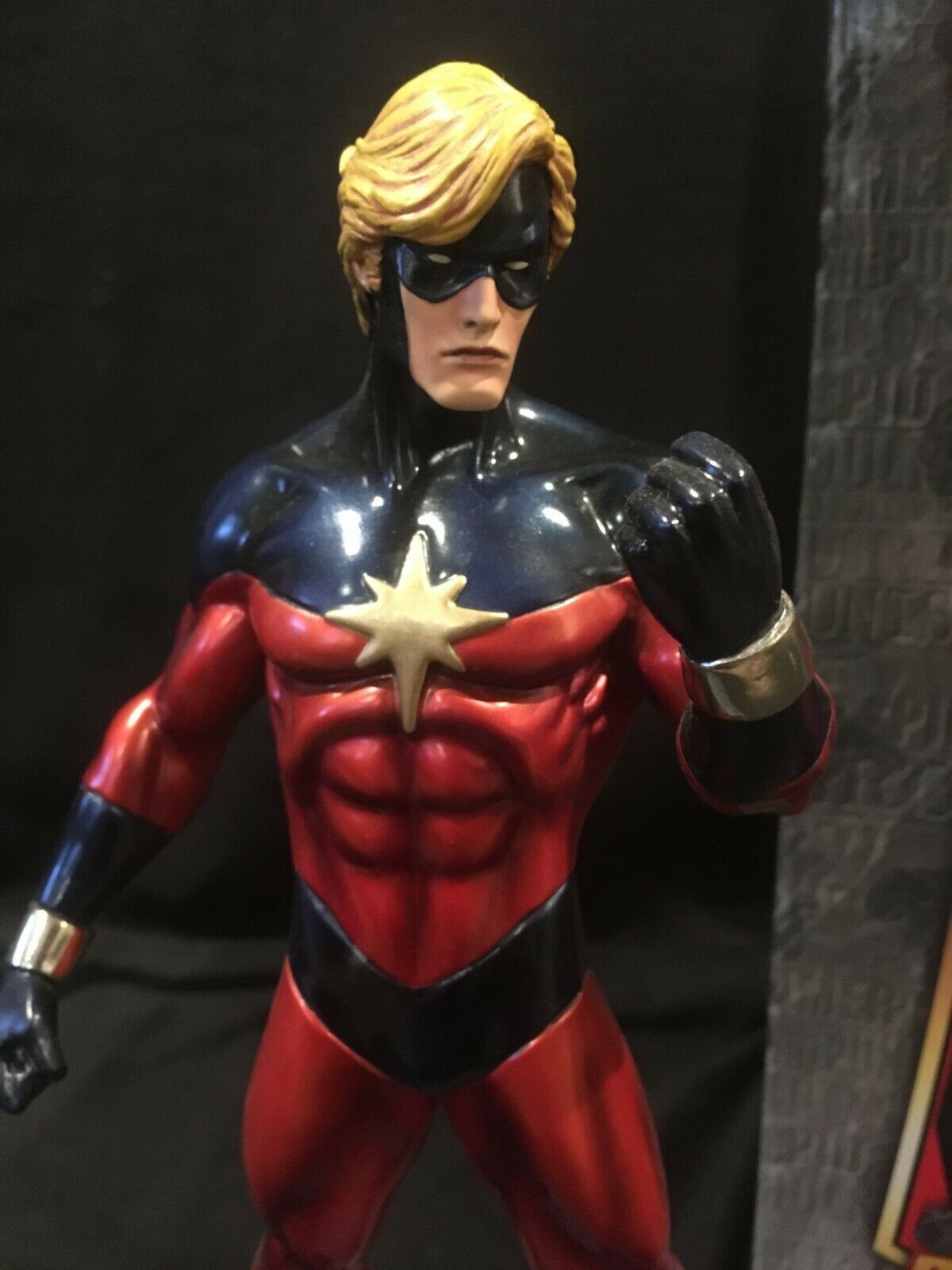 EXCLUSIVE: Marvel: Captain Marvel Faux Bronze (Bowen Designs) Figurky a sošky Fa