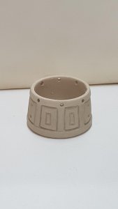 Figura de resina: Una especie de barreño, sin pintar. 5.5 cm de diametro