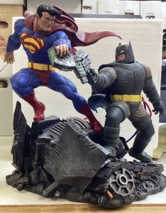DC Collectibles Dark Knight Returns Superman Vs Batman Statue (Res)