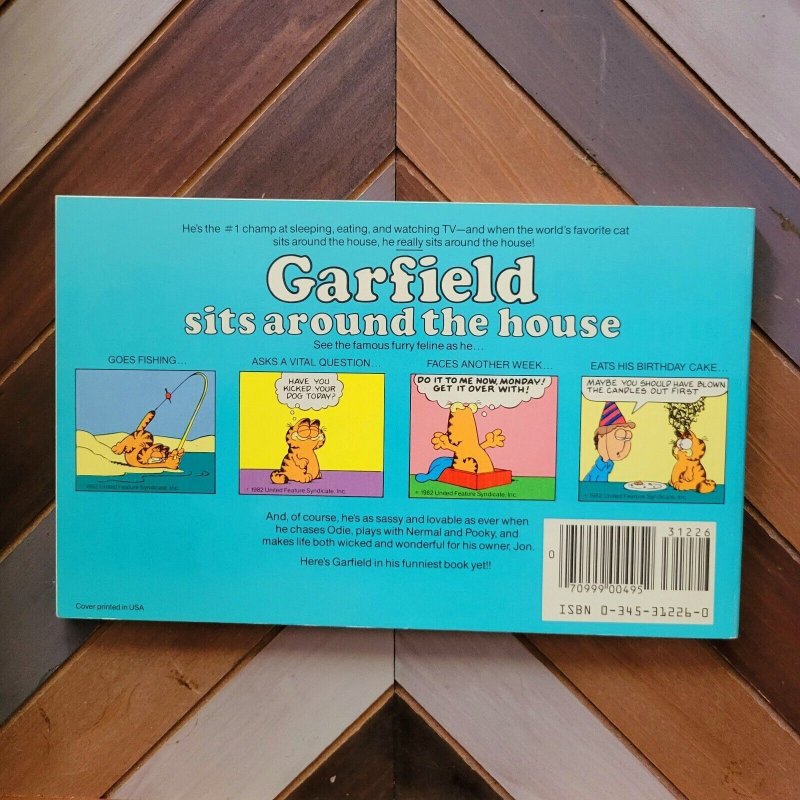 GARFIELD SITS AROUND THE HOUSE (Jim Davis 1983) His 7th Book / 1st Print Comic