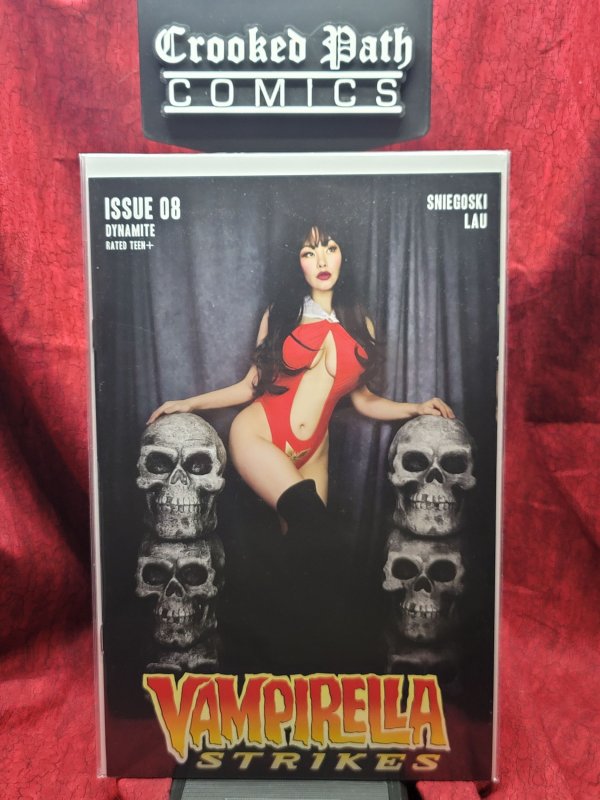 Vampirella Strikes #8 Cover E (2022)