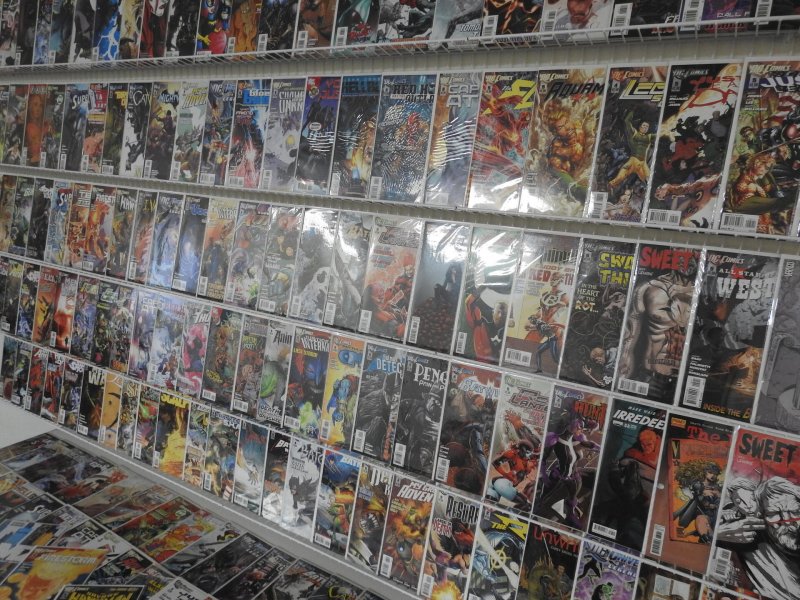 Huge Lot of 160+ Comics W/ Batman, The Flash, Green Lantern Avg VF+ Condition!