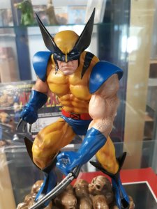 Wolverine on Skulls Statue w/COA & Box - X-Men - Diamond Select - #304/2500