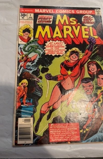 Ms. Marvel #1 (1977)original ongoing app of miss marvel foxxing/spotting
