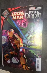 King In Black: Iron Man/Doom Variant Cover (2021)