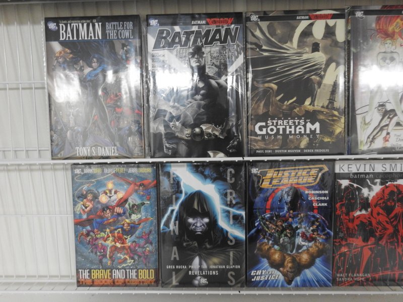 Huge Lot 24 TPB/Essentials W/ Thunderbolts, Hulk, Batman, JLA+ Avg NM- Condition