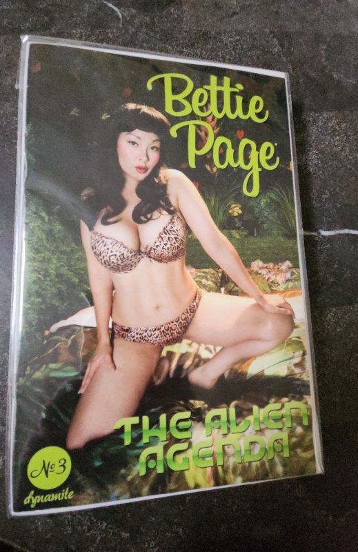 BETTIE PAGE THE ALIEN AGENDA #3 COSPLAY VARIANT