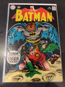 BATMAN #209 - WHO'S MAKING THESE TIGER TRACKS? - 1969 DC
