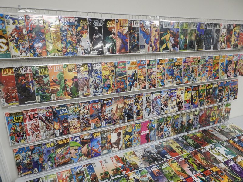 Huge Lot 150+ Comics W/ Green Arrow, Legends, Superboy, +More! Avg VF- Cond!