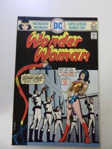 Wonder Woman #219 (1975) VF condition