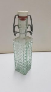 Botella  de cristal de tamaño mini con forma cuadrada y tapon mecanico. 13 c...