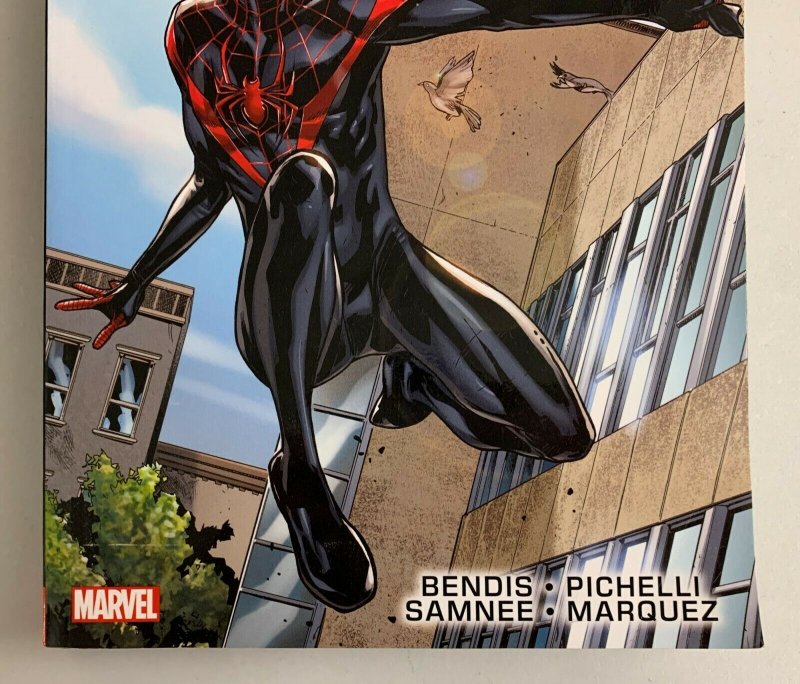 MILES MORALES: ULTIMATE SPIDER-MAN ULTIMATE COLLECTION BOOK 1 (Ultimate  Spider-Man (Graphic Novels), 1)