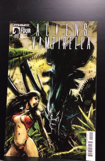 Aliens/Vampirella #4 (2015)