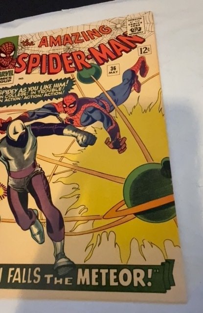 The Amazing Spider-Man #36 (1966)when falls theMeteor some foxxing