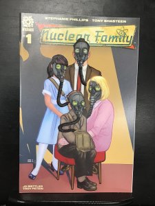 Nuclear Family: Radio Nowhere (2021)nm