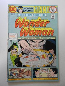 Wonder Woman #217 (1975) VF- Condition!