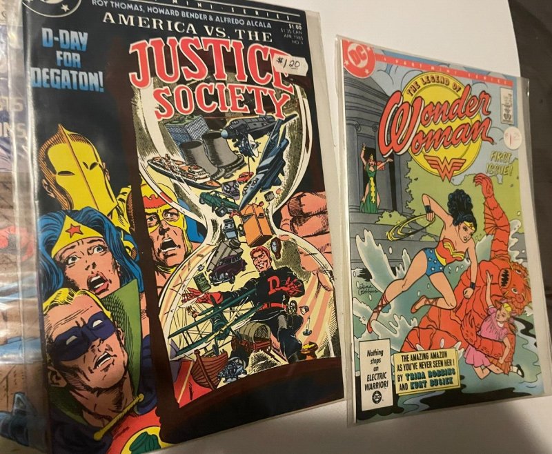 5 DC Comics Wonder Woman 1 + Justice Soceity 4 Hawk & Dove 1 Camelot 6 7 80 MT2