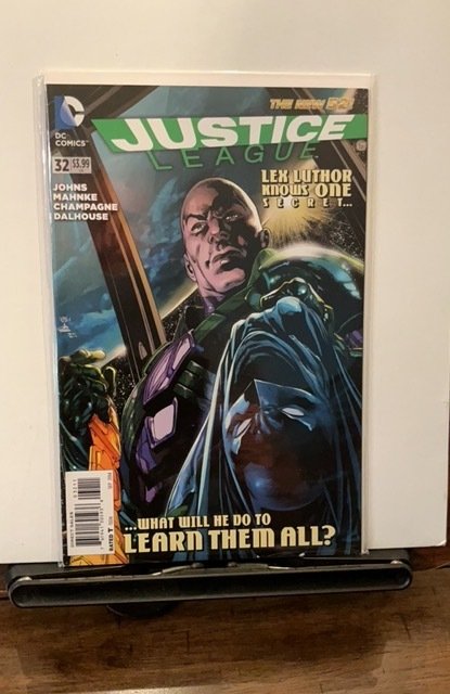 Lot of 2 different Justice League #32’s