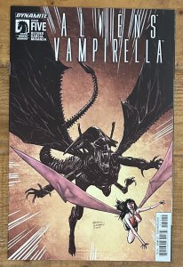 Aliens Vampirella Dynamite Issue #5 Dark Horse NM-