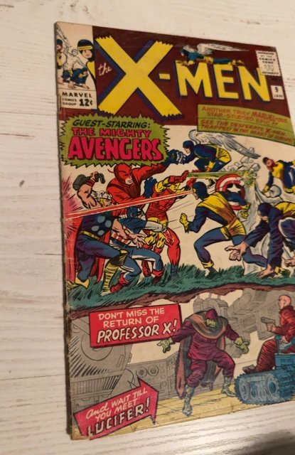 The X-Men #9 (1965)vs the avengers first crossover 1 inch spine split bottom
