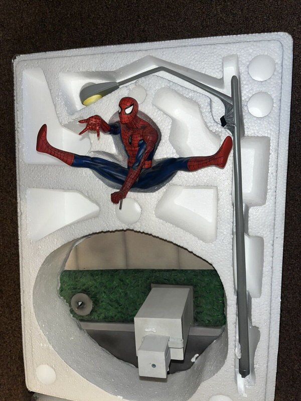 Marvel Premier Collection Spider-Man Statue Diorama, Clayburn Moore, Damaged