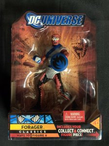 MATTEL DC UNIVERSE CLASSICS - FORAGER  - WAVE 10 FIG 6  (NISB) 2009